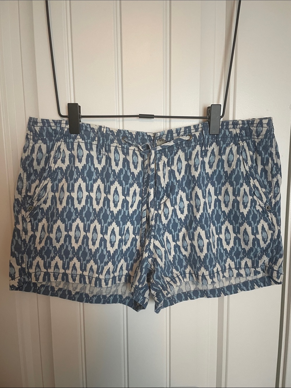 GAP Blue and White Ikat Print Women's Shorts size 6 linen blend